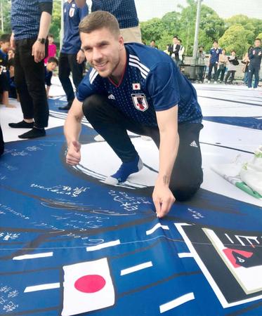 日本代表へ応援メッセージを書き込んだポドルスキ