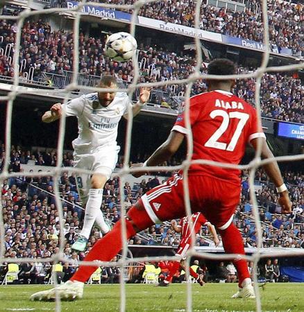 　バイエルン・ミュンヘン戦で得点するレアル・マドリードのベンゼマ（左）＝マドリード（ロイター＝共同）