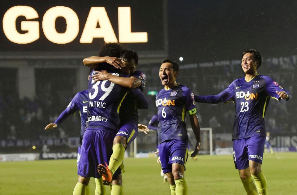 　後半、２点目のゴールのパトリック（３９）を祝福する青山（６）ら広島イレブン（共同）