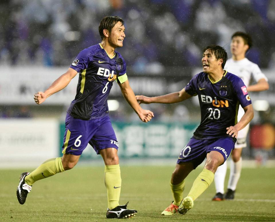 　前半、ＰＫで先制ゴールを決め、駆けだす青山（左）＝共同