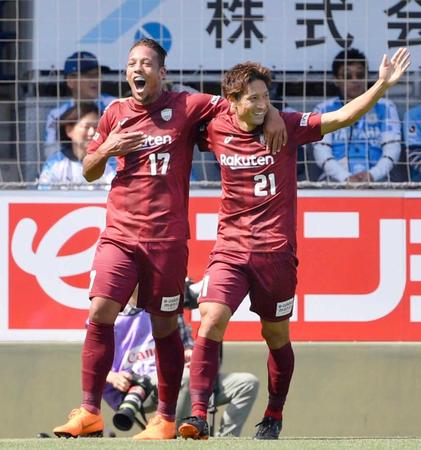 　前半、ゴールを決め田中（右）と喜ぶ神戸・ウェリントン