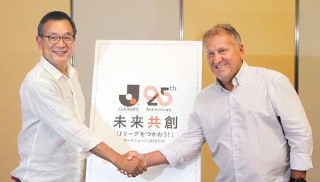 　サッカーＪリーグが開催した社会貢献を考える集会で、握手するジーコ氏（右）と村井満チェアマン＝１４日午後、東京都内のホテル