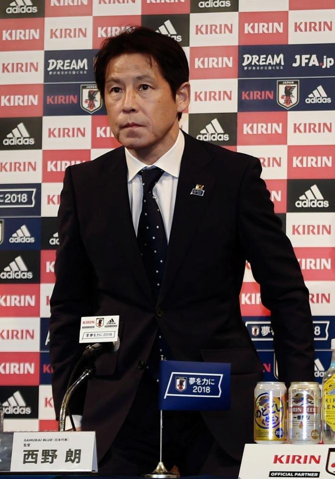 会見に登場したサッカー日本代表・西野朗監督＝東京プリンスホテル（撮影・開出牧）