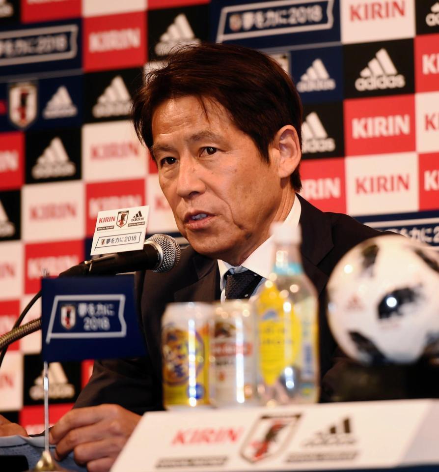 発表したメンバーについて説明するサッカー日本代表・西野朗監督＝東京プリンスホテル（撮影・開出牧）