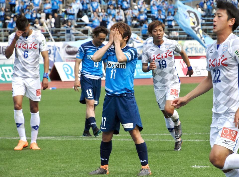 　前半、ＰＫを外し悔しがる讃岐・佐々木匠（中央）