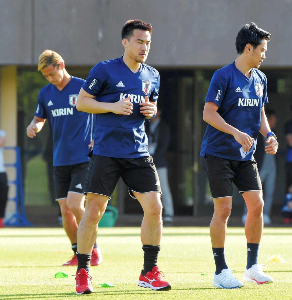 　本田（左）、香川（右）と共に調整する岡崎（撮影・堀内翔）