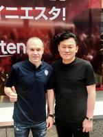 渋谷を訪れたイニエスタ（左）と神戸・三木谷会長
