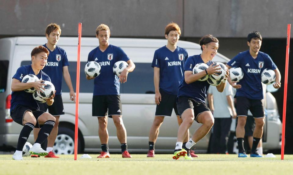 　ガーナ戦に向け、調整する（左から）浅野、原口、本田、大迫、宇佐美、香川