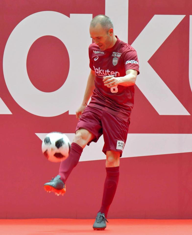 ステージ上から客席にボールを蹴り入れるアンドレス・イニエスタ＝ノエビアスタジアム神戸（撮影・吉澤敬太）