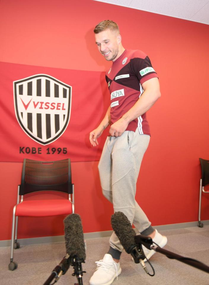 笑顔で会見場に入る神戸　ルーカス・ポドルスキ＝いぶきの森（撮影・山口登）