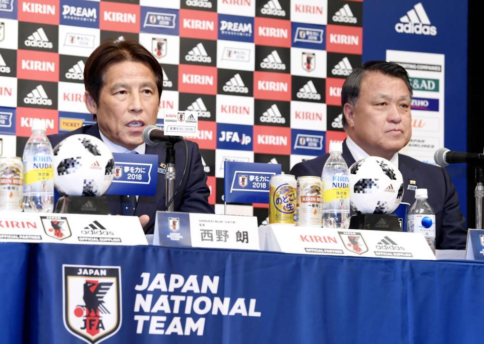 　サッカーＷ杯ロシア大会の日本代表メンバー発表の記者会見をする西野監督。右は日本サッカー協会の田嶋幸三会長＝31日午後、東京都内のホテル