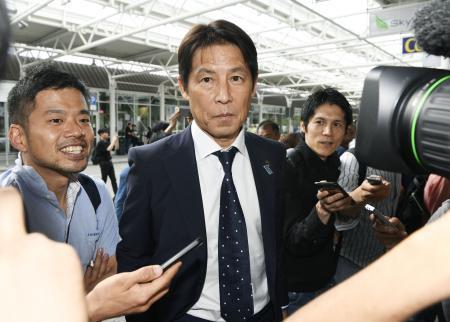 　ドイツ・ミュンヘンの空港に到着し、報道陣に囲まれるサッカー日本代表の西野監督＝２日（共同）