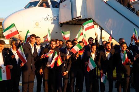 　５日、Ｗ杯出場国の先陣を切ってモスクワ郊外の空港に到着したイラン代表チーム（ロイター＝共同）