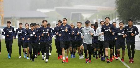 　６月２日、オーストリアのゼーフェルトでランニングする日本代表の選手たち