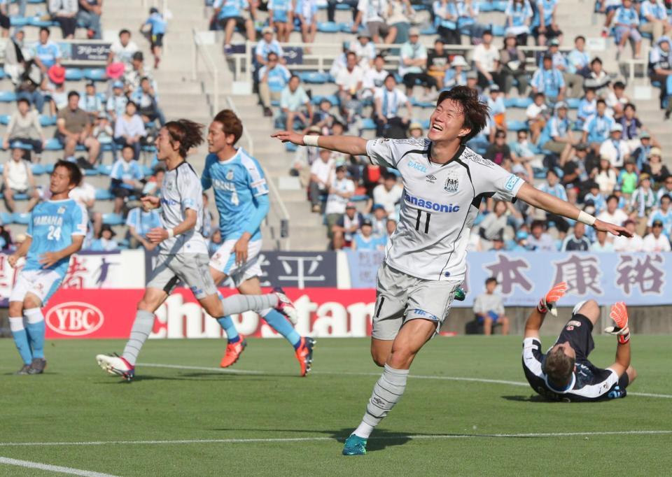 　前半、１点目のゴールを決め駆けだすＧ大阪・黄義助（共同）