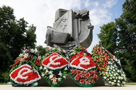　ルジニキ競技場脇に設置されている慰霊碑＝１１日、モスクワ（共同）