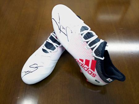 　サッカー日本代表の香川真司選手が寄贈したサイン入りスパイク（大阪府提供）