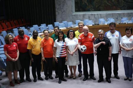 　１４日、ニューヨークの国連本部で代表チームのユニフォーム姿で記念写真を撮る国連大使ら（ゲッティ＝共同）