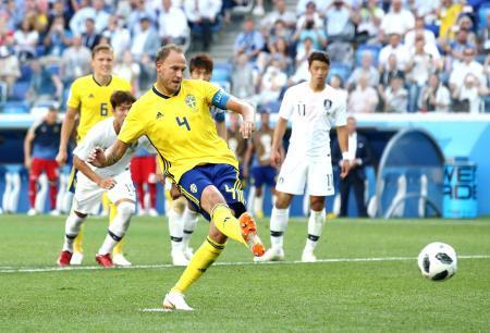 　スウェーデン-韓国　後半、ＰＫで先制ゴールを決めるスウェーデンのグランクビスト（４）＝ニジニーノブゴロド（ゲッティ＝共同）