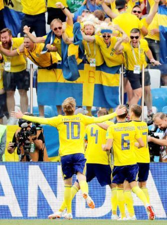 　スウェーデン-韓国　後半、ＰＫで得点したスウェーデンイレブンと喜ぶスタンドのサポーター＝ニジニーノブゴロド（ロイター＝共同）
