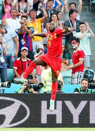 　ベルギー-パナマ　後半、自身２点目のゴールを決め、跳び上がって喜ぶベルギーのルカク＝ソチ（ロイター＝共同）