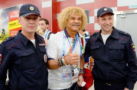 　ロシア中部サランスクの空港で、警察官と記念撮影するバルデラマ氏（中央）＝１８日（共同）