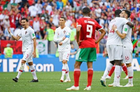 　モロッコに勝利し、喜ぶポルトガルの（左から）ペペ、ロナルドら＝モスクワ（共同）