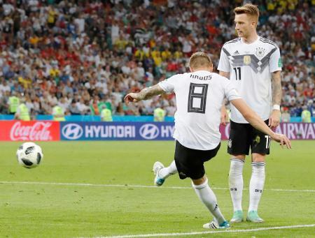 　ドイツ-スウェーデン　試合終了間際、決勝ゴールを決めるドイツのクロース（８）。右はロイス＝ソチ（ＡＰ＝共同）
