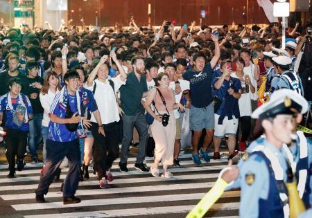 　サッカーＷ杯の日本-セネガル戦が引き分けに終わり、東京・渋谷駅前のスクランブル交差点で盛り上がる人たち＝２５日未明