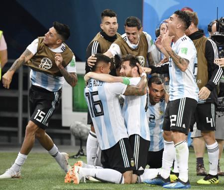 　ナイジェリア-アルゼンチン　後半、決勝ゴールを決めたロホ（１６）と抱き合って喜ぶアルゼンチンのメッシ＝サンクトペテルブルク（共同）