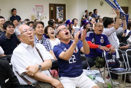 　長崎市のパブリックビューイング会場で、日本代表に声援を送る人たち＝２８日夜