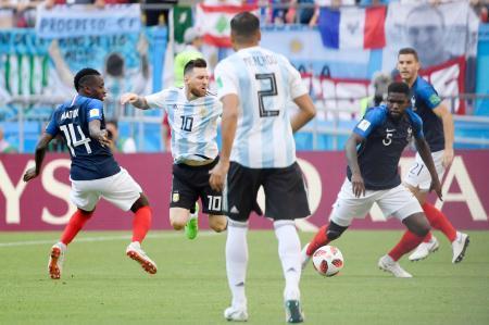 仏とアルゼンチン、前半は１-１ Ｗ杯、決勝トーナメント始まる