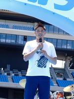 磐田に移籍したＦＷ大久保が、川崎のファン感謝デーであいさつ