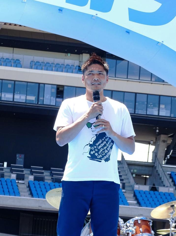 磐田に移籍したＦＷ大久保が、川崎のファン感謝デーであいさつ
