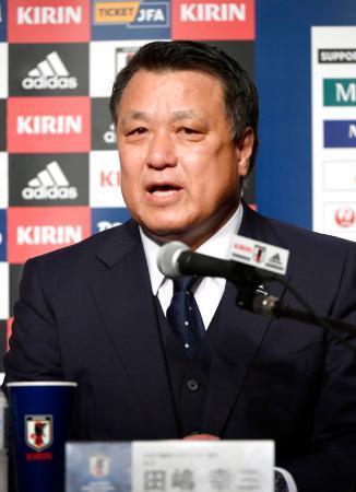 　記者会見する日本サッカー協会の田嶋幸三会長＝５日午後、千葉県成田市