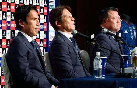 　ロシアから帰国し、記者会見するサッカー日本代表の西野監督（中央）と長谷部。右は日本サッカー協会の田嶋幸三会長＝５日午後、千葉県成田市