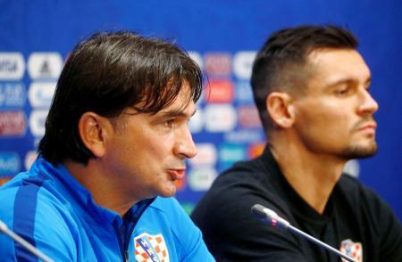 　準決勝のイングランド戦を前に、記者会見するクロアチアのダリッチ監督（左）とロブレン＝１０日、モスクワ（ロイター＝共同）