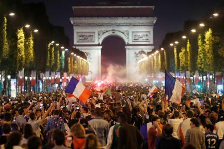 　１０日、パリのシャンゼリゼ通りで、サッカー・フランス代表の決勝進出を喜ぶサポーター（ロイター＝共同）