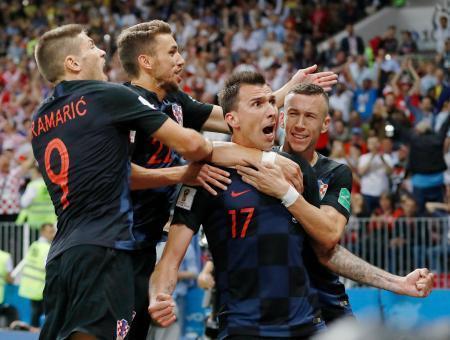 　クロアチア-イングランド　延長後半、決勝ゴールを決めたマンジュキッチ（手前右）と喜ぶクロアチアイレブン＝モスクワ（共同）