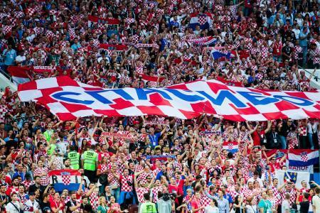 　サッカーＷ杯の準決勝イングランド対クロアチア戦で、クロアチア人サポーターが掲げた「ありがとう　ロシア」と書かれた横断幕＝１１日、モスクワ（タス＝共同）