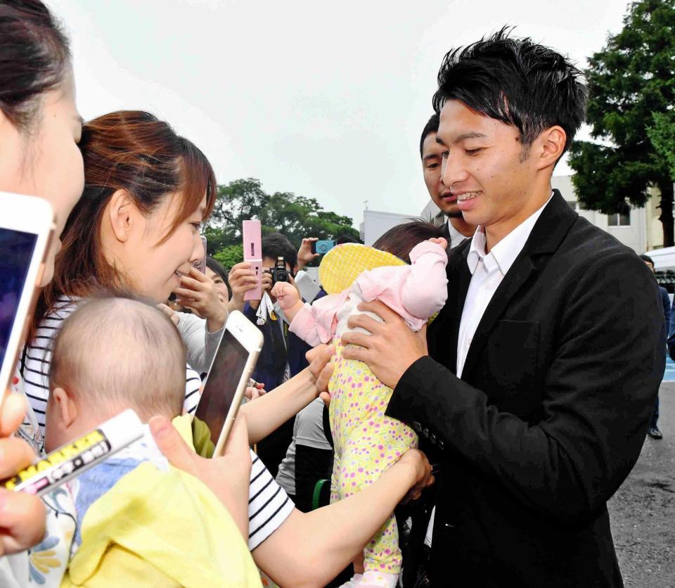 　ファンの赤ちゃんを抱っこする柴崎岳