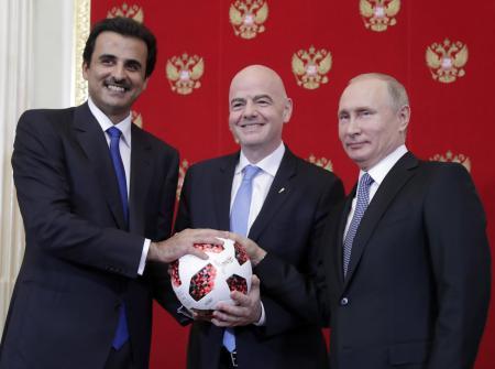 　サッカーボールと写真に納まる（左から）次回Ｗ杯開催国カタールのタミム首長、ＦＩＦＡのインファンティノ会長、ロシアのプーチン大統領＝１５日、モスクワ（タス＝共同）