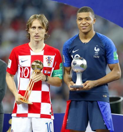 　最優秀選手の「ゴールデンボール賞」を受賞したクロアチアのモドリッチ（左）と、「ヤングプレーヤー賞」を受賞したフランスのエムバペ＝モスクワ（共同）