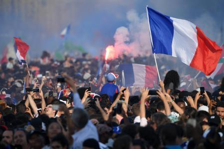 サッカー仏代表が帰国 大統領府で歓待