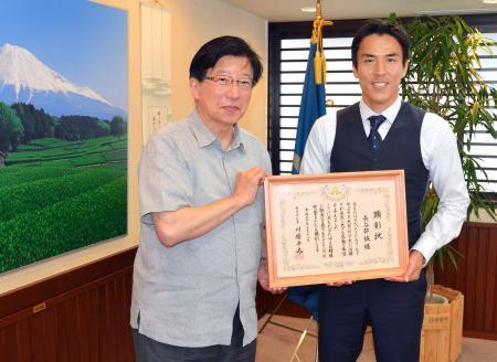 　静岡県の川勝平太知事（左）を表敬訪問し、知事顕彰を授与されたサッカー日本代表の長谷部誠選手＝１８日午後、静岡県庁