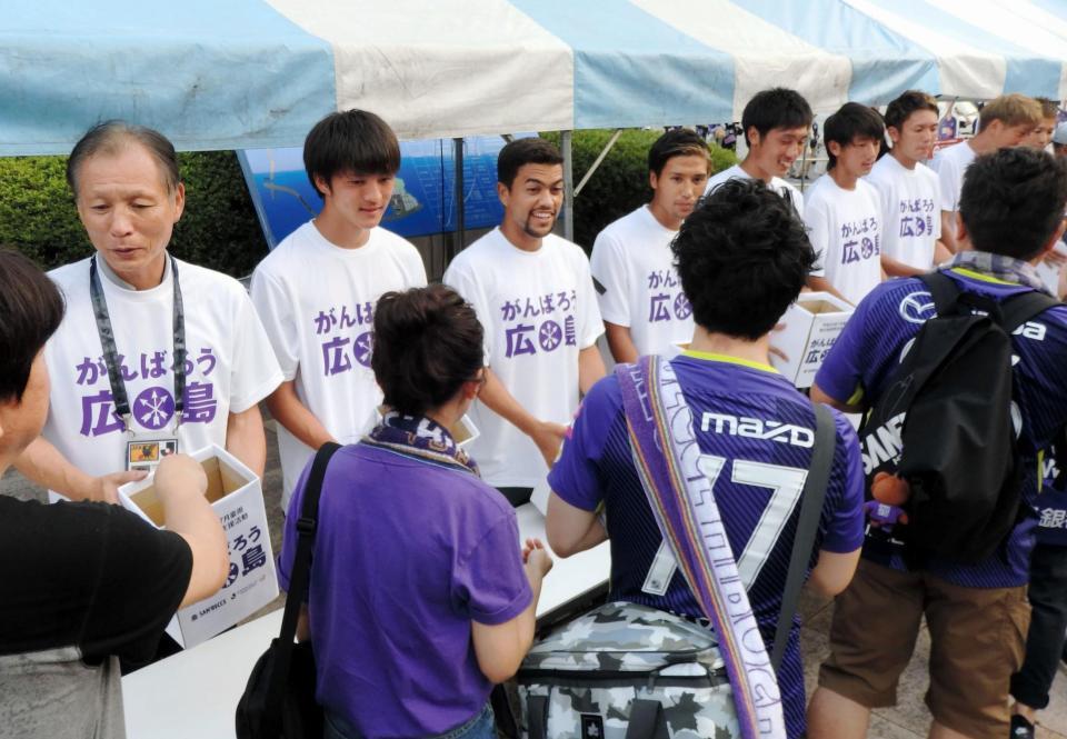 　西日本豪雨の被災地支援のための募金活動を行うＪリーグの原博実副理事長（左から１番目）とＪ１広島の選手たち