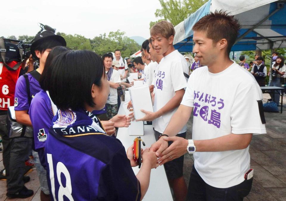 　試合前、被災地への募金活動をする広島の元選手でチームのアンバサダーの森崎氏（右端）ら