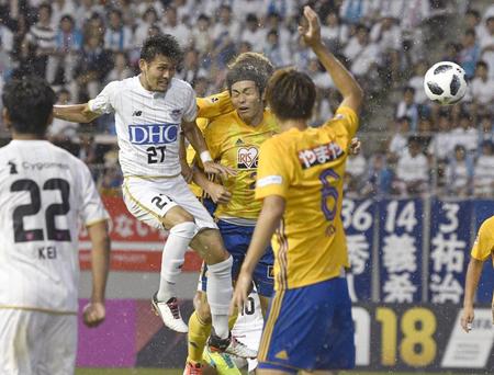 　鳥栖－仙台　前半、ゴール前で仙台・大岩（中央右）と競り合う鳥栖・田川（同左）＝ベアスタ