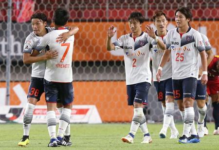 　鹿島に勝利し喜ぶＦＣ東京イレブン