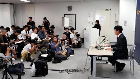 大勢の報道陣を集め記者会見を行ったサッカー日本代表・森保一監督（右）＝東京・ＪＦＡハウス（撮影・開出牧）